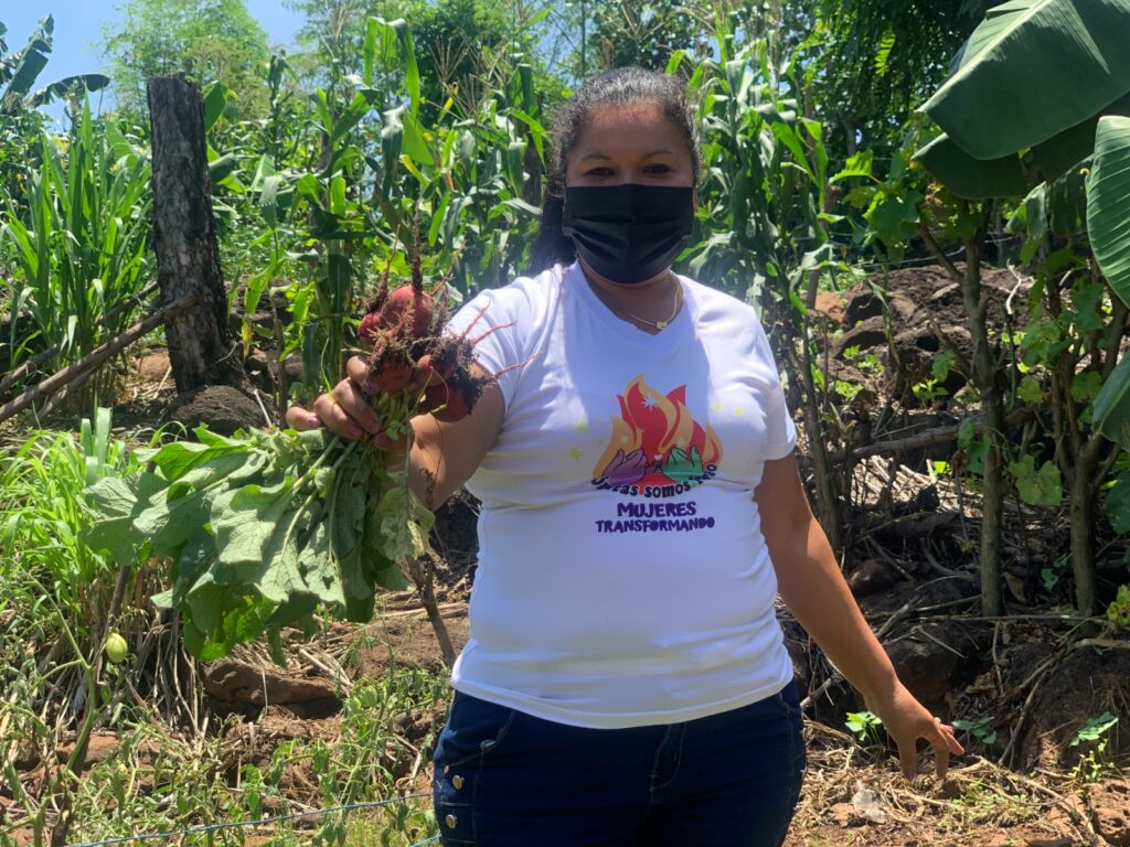 En Santa Cruz Michapa, la vida transcurre entre cultivos, pequeñas economías familiares y redes de apoyo que nacen de la fuerza de las mujeres. En este municipio de Cuscatlán, la comunidad y el trabajo cotidiano siguen siendo los hilos que sostienen la vida, a pesar de los cambios, las brechas y los silencios que han marcado los últimos años.